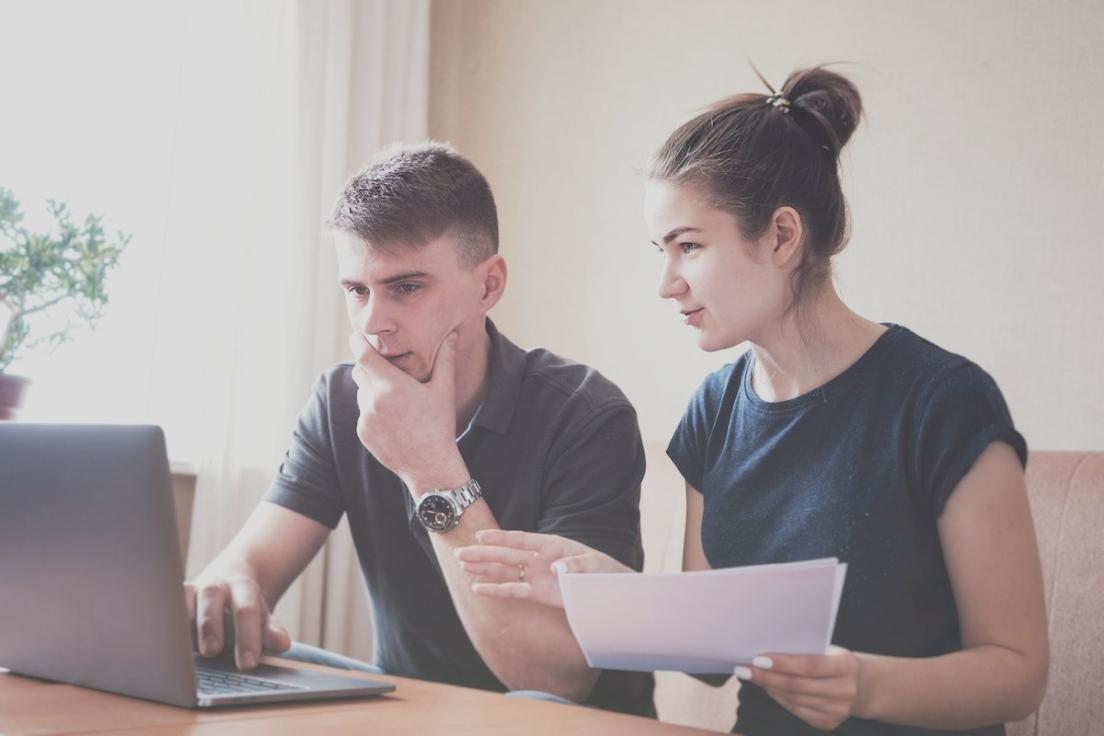 Étudiants travaillant sur des projets d'analyse SEO